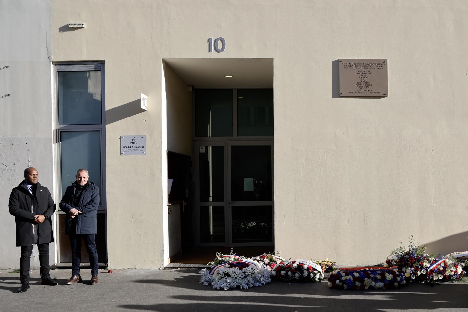 La pequeña calle Nicolas Appert, donde una placa en la fachada de la antigua sede de Charlie Hebdo. EFE/EPA/LUDOVIC MARIN / POOL MAXPPP OUT
