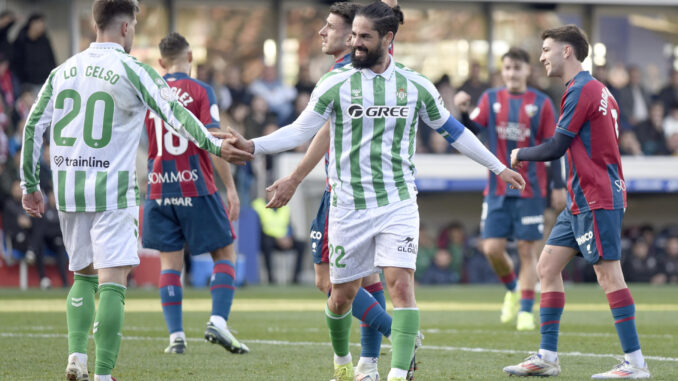 -El centrocampista del Betis Isco Alarcón, celebra su gol contra el Huesca, este sábado durante el partido de tercera ronda de la Copa del Rey celebrado en el estadio El Alcoraz.-EFE/ Javier Blasco
