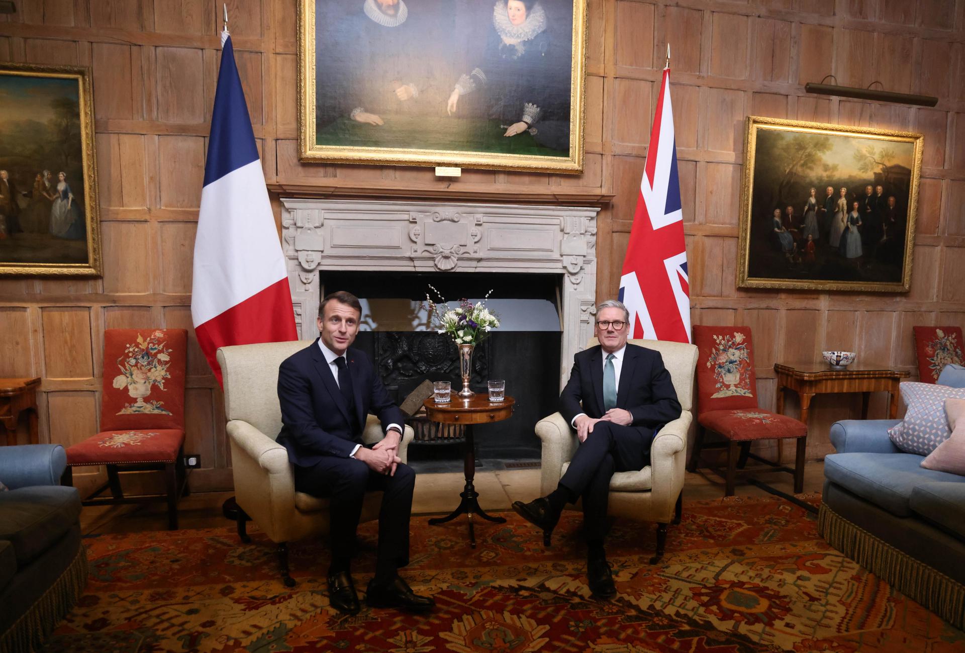 El primer ministro británico, Keir Starmer (derecha), y el presidente francés, Emmanuel Macron (derecha), se reúnen en el retiro rural de Chequers, cerca de Ellesborough, Gran Bretaña, el 9 de enero de 2025. EFE/EPA/Neil Hall / POOL
