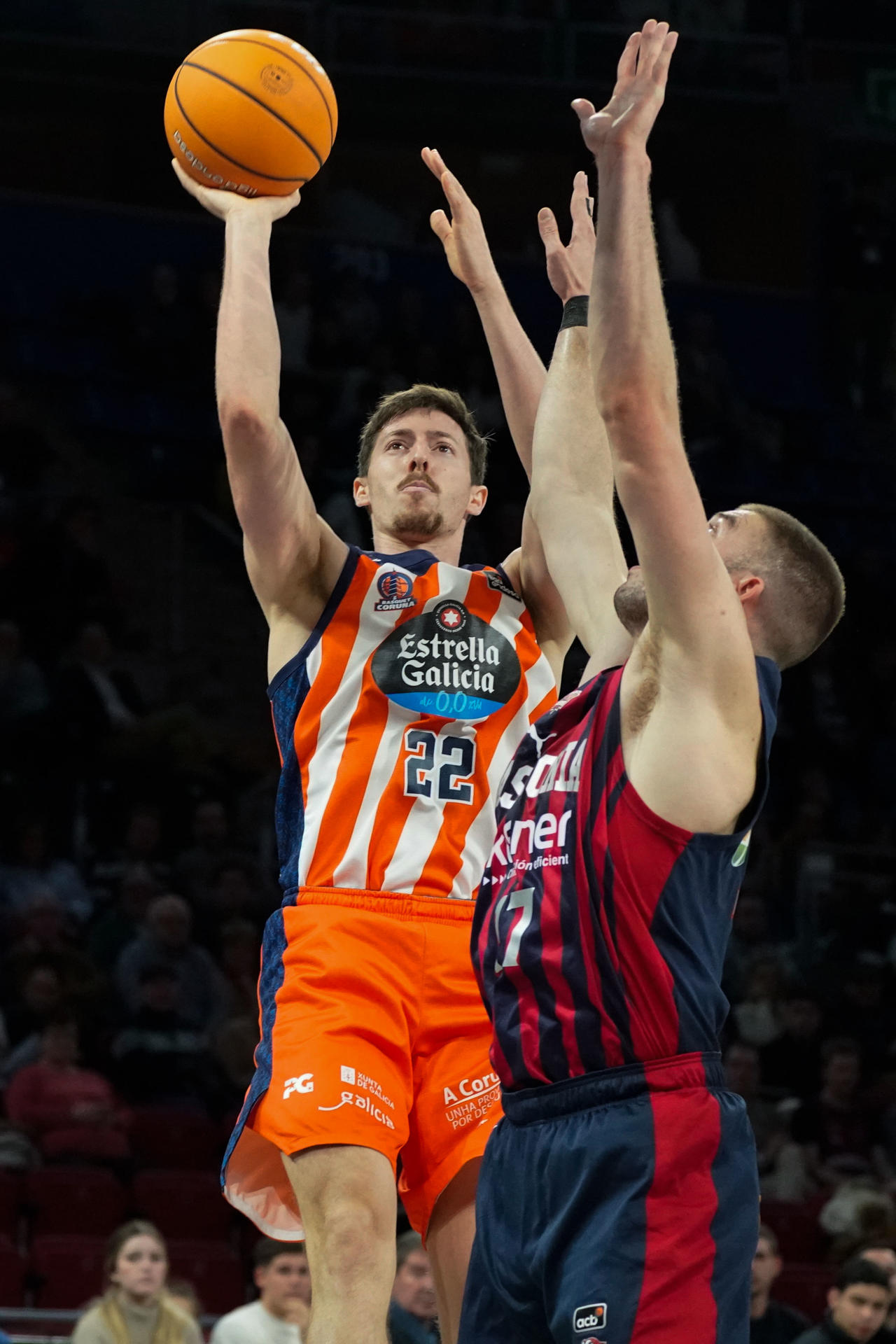 El alero griego del Baskonia Nikos Rogkavopoulos (d) intenta detener el avance del escolta del Leyma Coruña Aleix Font durante el encuentro correspondiente a la fase regular de la Liga Endesa que disputaron frente a Leyma Coruña en el Fernando Buesa Arena de Vitoria. EFE / L. Rico
