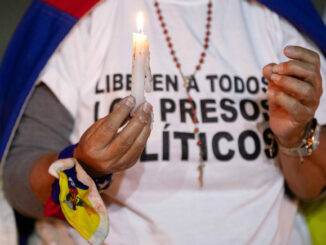 Fotografía de archivo de una mujer que sostiene una vela durante una vigilia por los "presos políticos" en la Universidad Central de Venezuela (UCV) en Caracas (Venezuela). EFE/ Ronald Peña