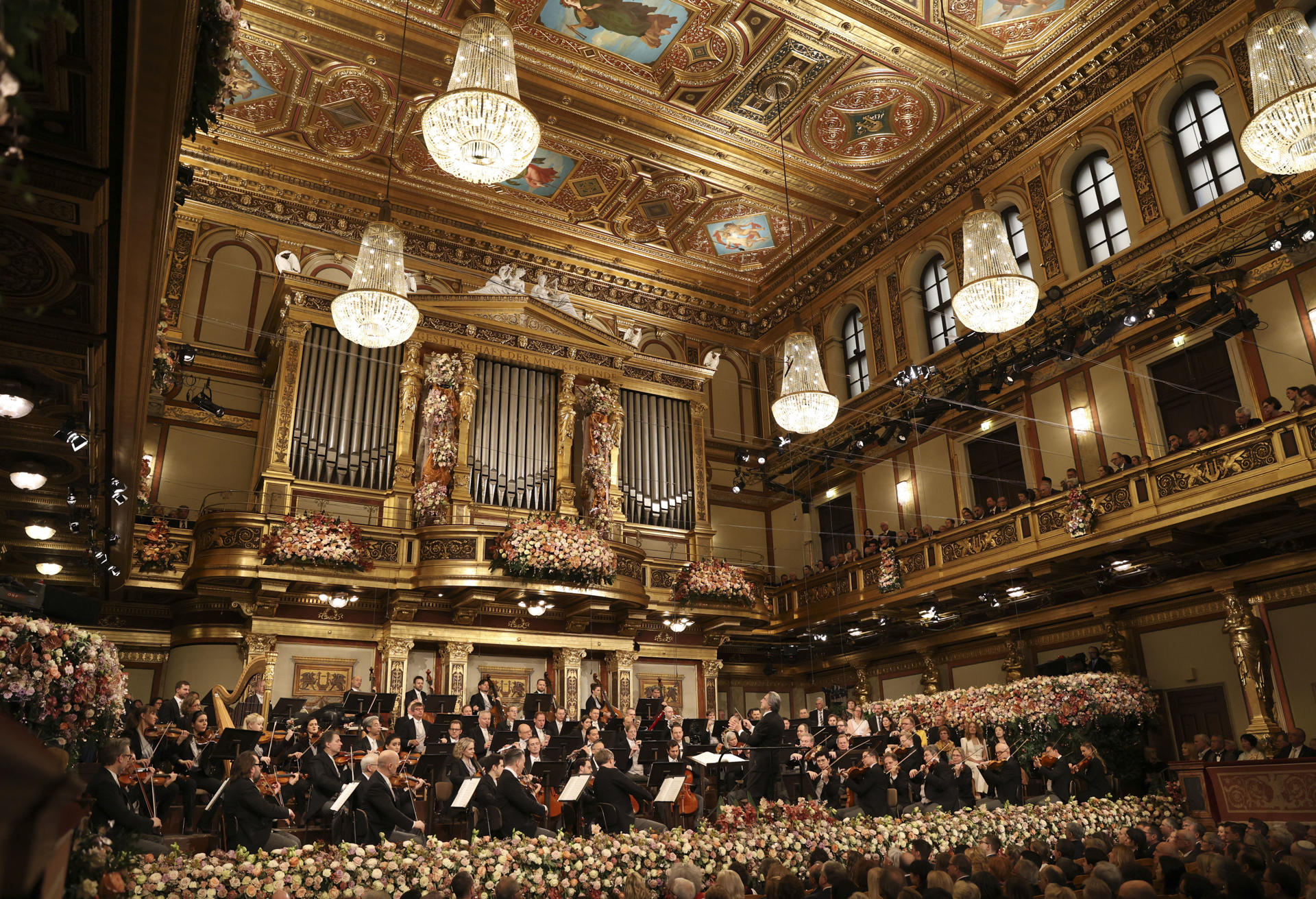 Concierto de Año Nuevo de la Filarmónica de Viena bajo la dirección de Riccardo Mutti durante el este miércoles. El concierto de 2025 incluye por primera vez una pieza compuesta por una mujer, la austríaca Constanze Geiger. 
EFE/ Dieter Nagl/Filarmónica de Viena SOLO USO EDITORIAL/SOLO DISPONIBLE PARA ILUSTRAR LA NOTICIA QUE ACOMPAÑA (CRÉDITO OBLIGATORIO)
