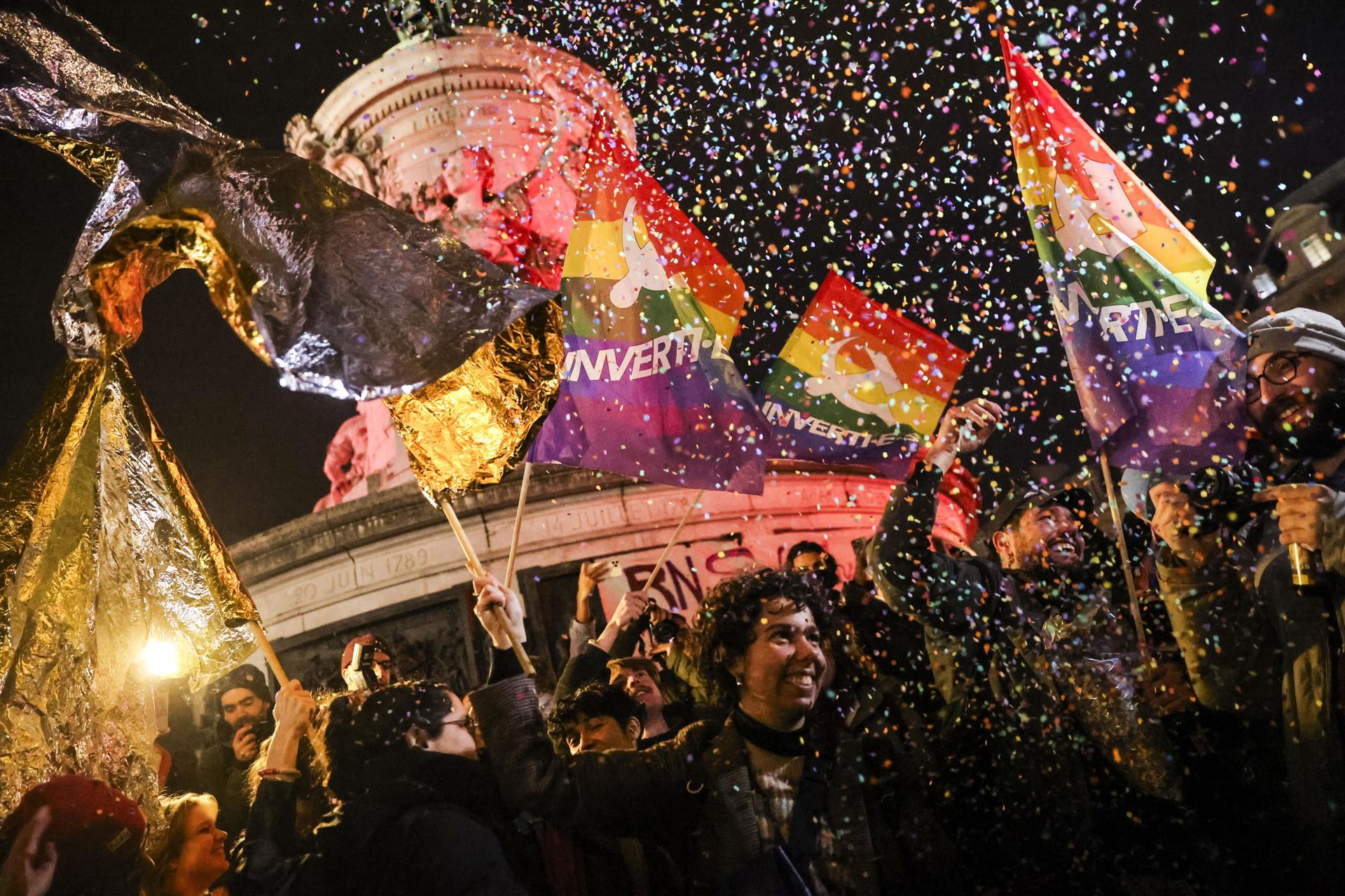 Las personas se congregan en la Plaza de la República en París, Francia, el 07 de enero de 2025, celebrando la muerte de Jean-Marie Le Pen, el exlíder del Frente Nacional. El político francés Le Pen falleció el 07 de enero de 2025, a los 96 años. (Francia) EFE/EPA/TERESA SUAREZ
