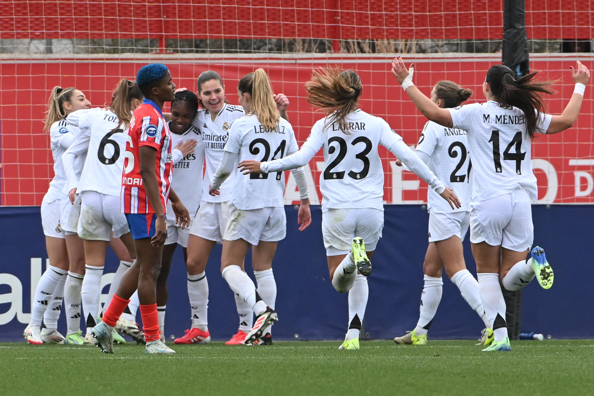 Las jugadoras ddel Real Madrid celebran el segundo gol de su equipo durante el partido de la Liga F disputado en el Centro Deportivo Alcalá de Henares este domingo. EFE/Fernando Villar
