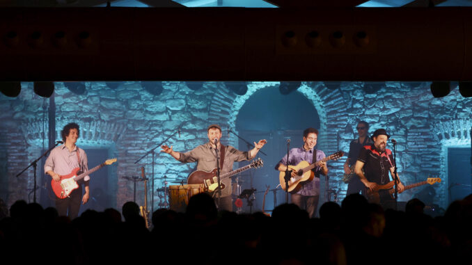 La banda de música La Estrella Azul durante el concierto, este domingo, dentro del Festival Actual 2025 en Logroño. El conjunto que lleva el nombre de la película nominada a 8 premios Goya, "no aspira a ser un fenómeno de masas", sino actuar para "amantes de la música que no pretenden imitar las fórmulas actuales", ha afirmado a EFE el director de cine y miembro del grupo, Javier Macipe.-EFE/ Raquel Manzanares
