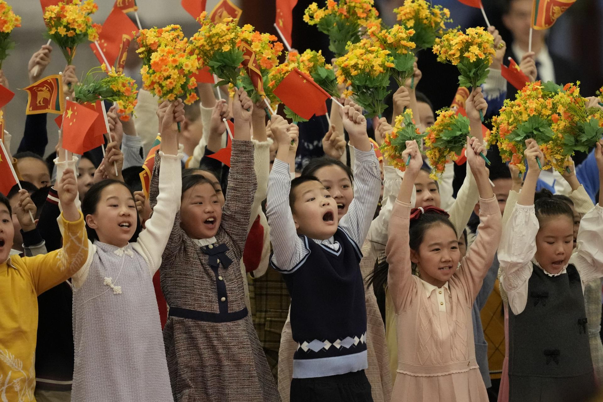 Niños chinos ensayan antes de las ceremonias de llegada entre el presidente chino Xi Jinping y el presidente de Sri Lanka, Anura Kumara Dissanayake, en el Gran Salón del Pueblo en Beijing, China, el 15 de enero de 2025. EFE/EPA/Aaron Favila / POOL
