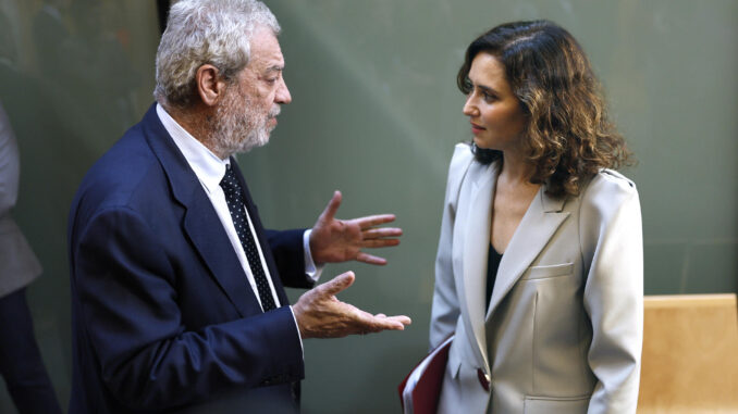 El director de gabinete de la presidenta de la Comunidad de Madrid, Miguel Ángel Rodríguez (d), a su salida este miércoles del Tribunal Supremo donde ha declarado en calidad de testigo ante el juez que investiga al fiscal general del Estado, Álvaro García Ortiz, por una supuesta filtración de información del novio de Isabel Díaz Ayuso. EFE/ Sergio Pérez
