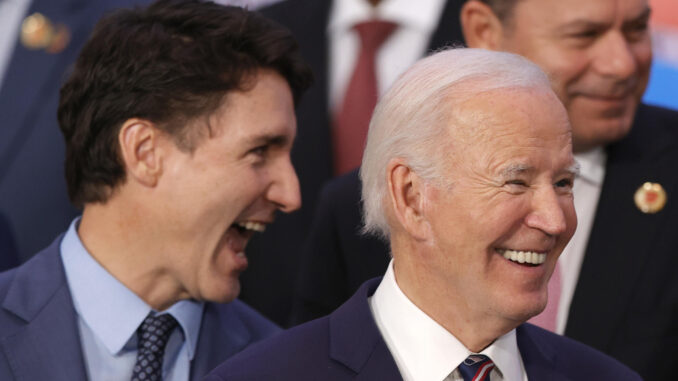 Fotografía de archivo del presidente de Estados Unidos, Joe Biden (d) y el primer ministro de Canadá, Justin Trudeau (i), en la fotografía oficial al cierre del segundo día de la Cumbre de jefes de Estado del G20, en Río de Janeiro (Brasil). EFE/ Andre Coelho
