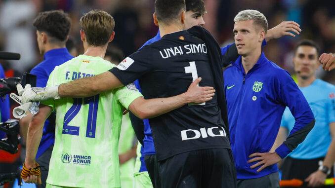 Los jugadores del FC Barcelona, Dani Olmo (d) y el neerlandés Frenkie de Jong (i), se saludan con el guardameta del Athletic Club, Unai Simón, a la finalización del partido de semifinales de la Supercopa de España de fútbol en el estadio Rey Abdullah de Yeda, en Arabia Saudí. EFE/Alberto Estévez
