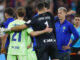 Los jugadores del FC Barcelona, Dani Olmo (d) y el neerlandés Frenkie de Jong (i), se saludan con el guardameta del Athletic Club, Unai Simón, a la finalización del partido de semifinales de la Supercopa de España de fútbol en el estadio Rey Abdullah de Yeda, en Arabia Saudí. EFE/Alberto Estévez