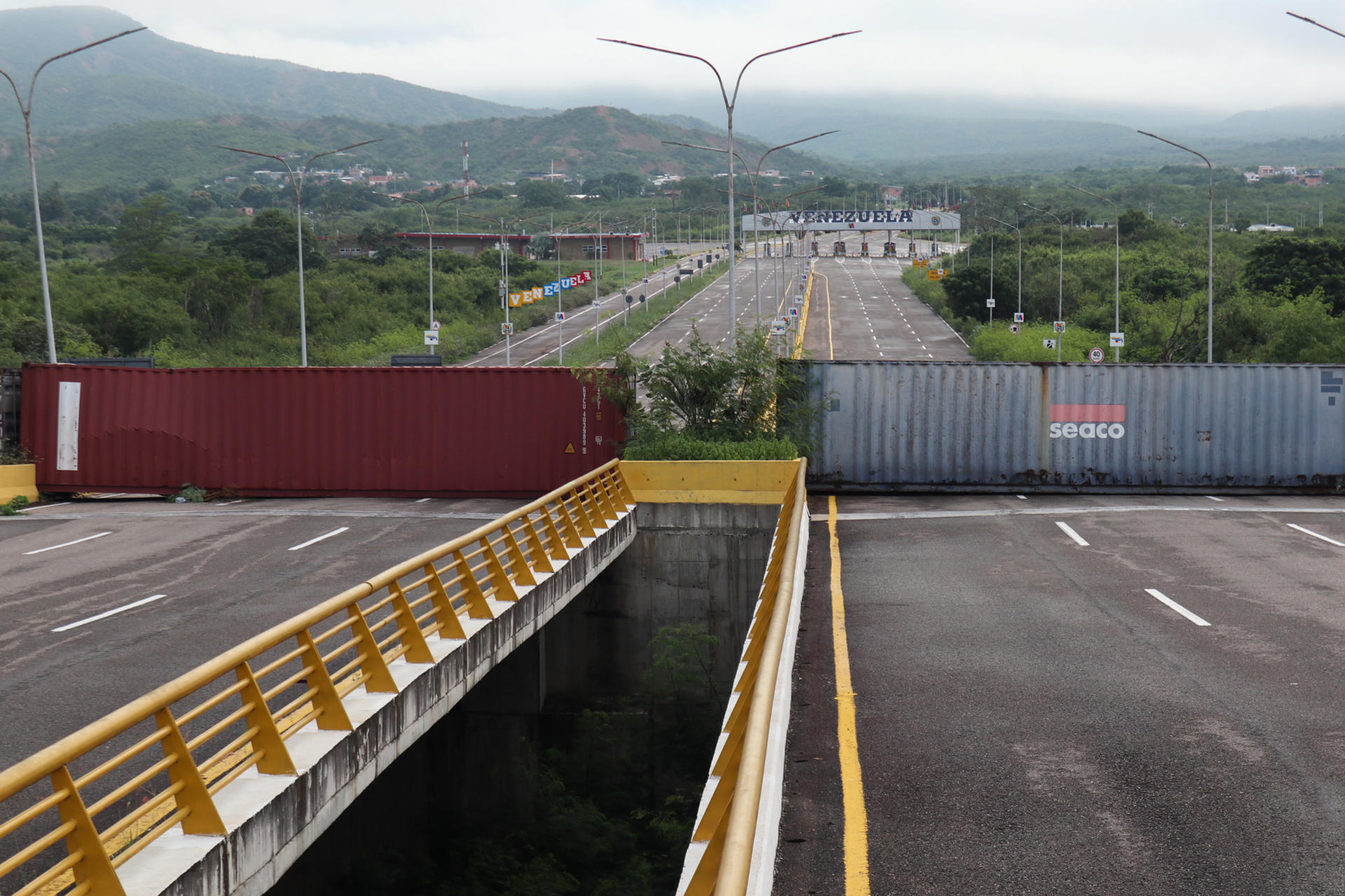 Fotografía de contenedores este viernes, en el puente Internacional Atanasio Girardot, que une a Cúcuta con el estado de Táchira Venezuela, en Cúcuta (Colombia). EFE/ Mario Caicedo
