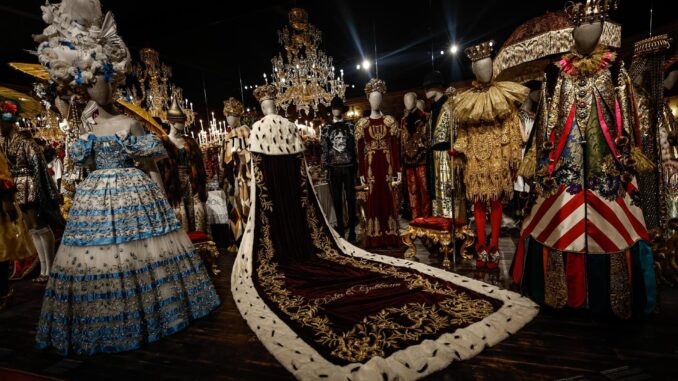 - Varias piezas de la gran exposición dedicada a las colecciones de alta costura más famosas de la firma italiana Dolce & Gabanna en el Grand Palais, a falta de dos semanas para el pistoletazo de salida de la Semana de la Moda de París. EFE/MOHAMMED BADRA
