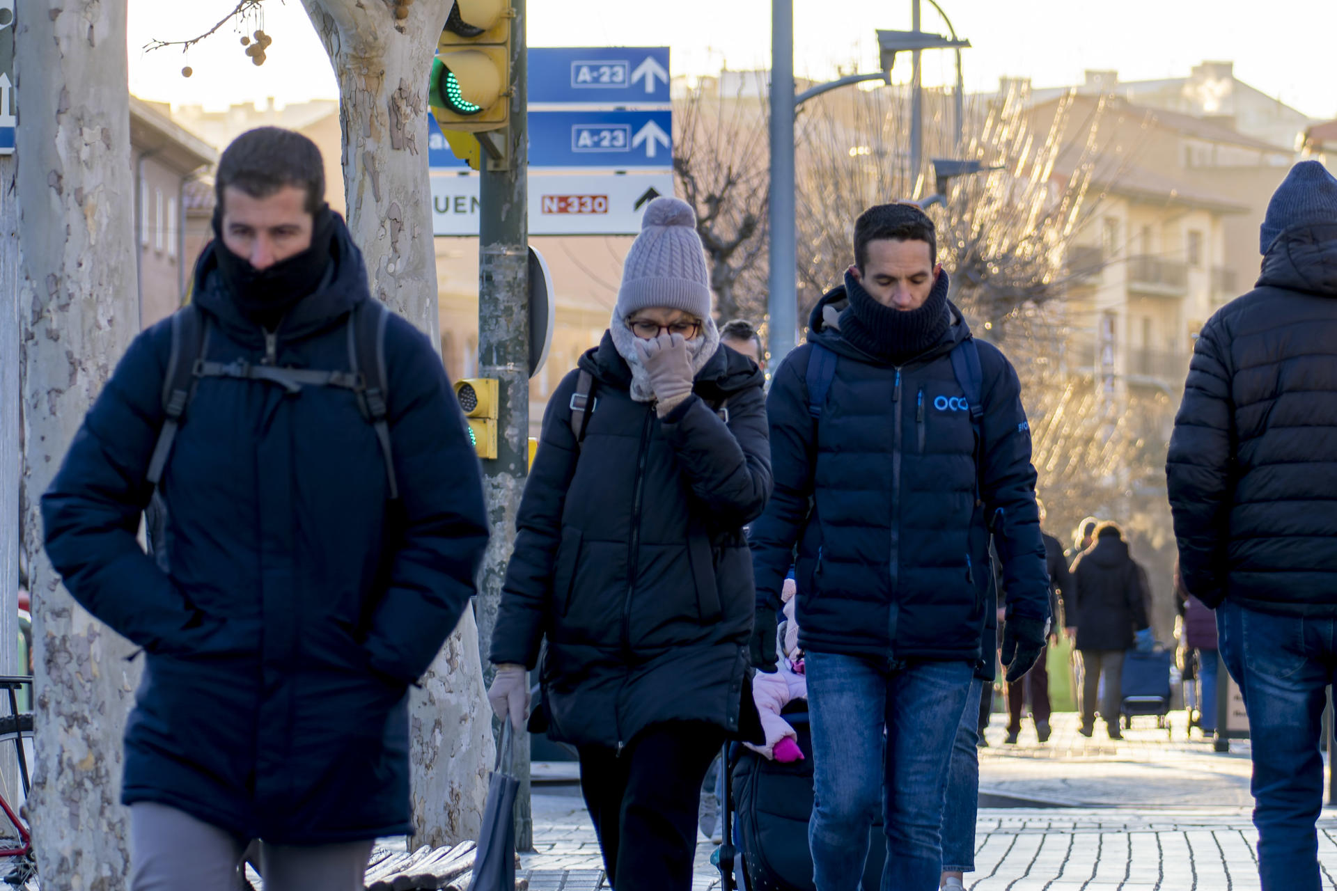 Unas personas fuertemente abrigadas caminan por una calle de la ciudad de Teruel este lunes. EFE/Antonio García
