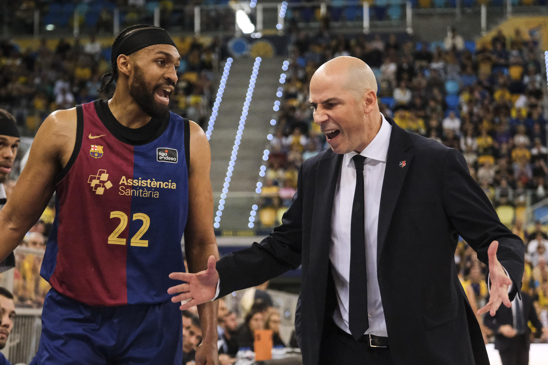 El entrenador del Barça, Joan Peñarroya y su jugador Jarbari Parker, en un momento del encuentro contra el Dreamland Gran Canaria, perteneciente a la décimo sexta jornada de la Liga Endesa, que ambos equipos han jugado este domingo en el Gran Canaria Arena. EFE/Ángel Medina G.
