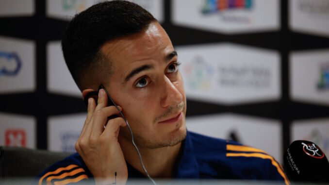 El defensa del Real Madrid Lucas Vázquez durante la rueda de prensa ofrecida este miércoles en Yeda, en la víspera del partido de semifinales de la Supercopa de España que les enfrenta al Mallorca.EFE/ Alberto Estévez
