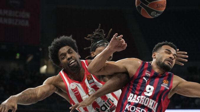 El escolta estadounidense de Olympiacos, Shaquielle Mckissic (i), disputa un balón ante el ala-pivot francés de Baskonia, Timothe Luwawu-Cabarrot, durante el encuentro correspondiente a la fase regular de la Euroliga que disputaron en el Fernando Buesa Arena de Vitoria. EFE / ADRIAN RUIZ HIERRO
