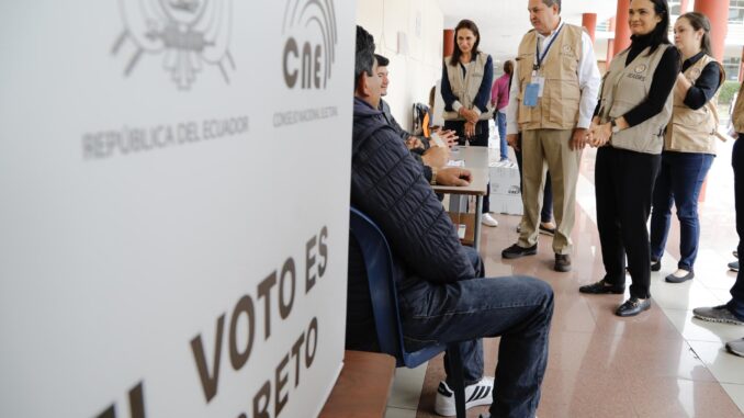 Fotografía de archivo del 15 de octubre de 2023 de Isabel de Saint Malo (d), jefa de la misión de observación de la OEA en Ecuador, mientras recorre el colegio San Gabriel durante las elecciones, en Quito (Ecuador).EFE/Santiago Fernández
