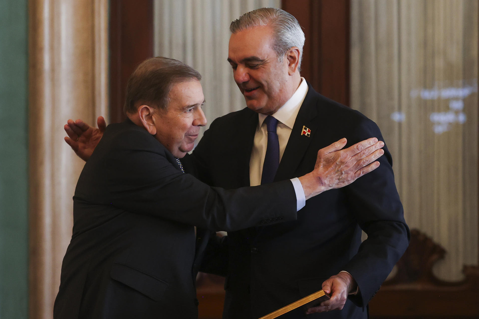 El líder opositor venezolano Edmundo González Urrutia (i) saluda al presidente de R. Dominicana, Luis Abinader este jueves, en Santo Domingo (República Dominicana). EFE/ Orlando Barría
