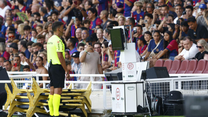 El árbitro Gil Manzano consulta el VAR durante un partido de LaLiga EA Sports. EFE/Quique García
