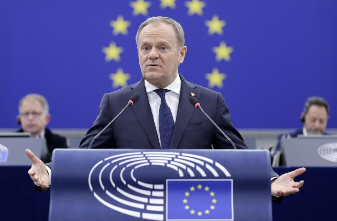 El primer ministro de Polonia, Donald Tusk, comparece ante el Parlamento Europeo el 22 de enero de 2025. EFE/EPA/RONALD WITTEK