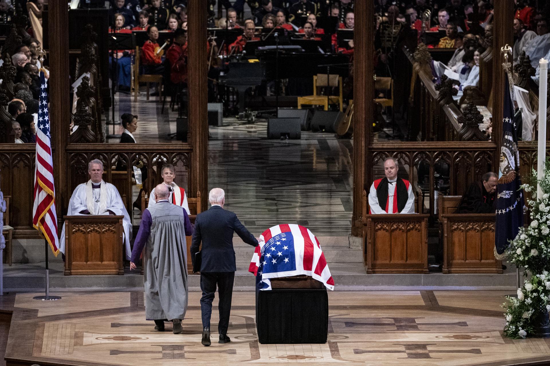 El presidente de EE.UU, Joe Biden (d) asiste al funeral del expresidente de EE.UU., Jimmy Carter en la Catedral Nacional de Washington (EE.UU). EFE/EPA/HAIYUN JIANG/ POOL
