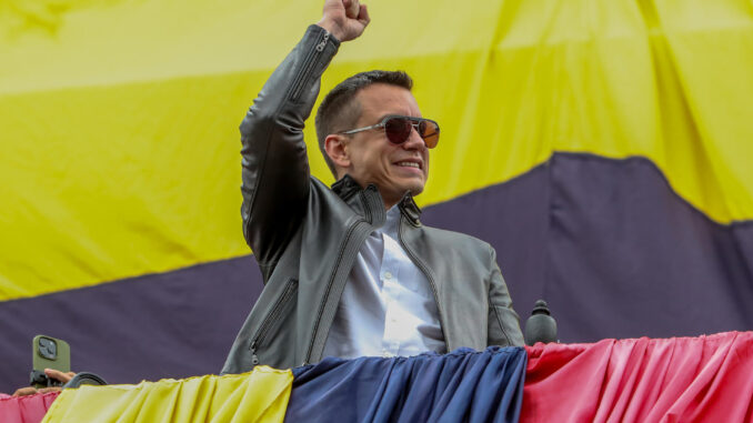 El presidente de Ecuador, Daniel Noboa, saluda a sus simpatizantes desde el balcón del Palacio de Gobierno, este domingo en Quito (Ecuador). EFE/ José Jácome
