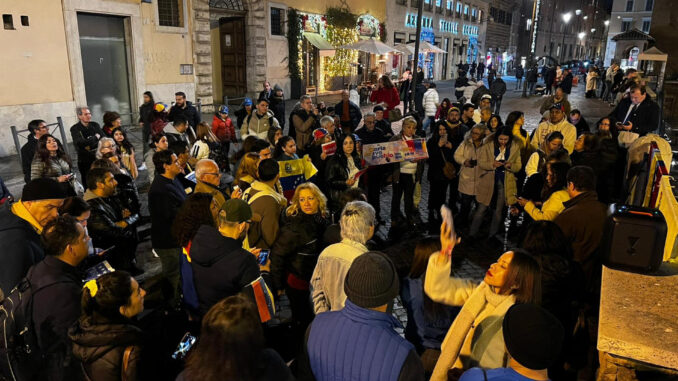 Decenas de venezolanos se manifestaron este jueves en el centro de Roma para expresar su apoyo al líder opositor Edmundo González Urrutia y reclamar un "cambio democrático", en la víspera de la investidura que ha puesto en crisis al país. La acción tuvo lugar en la plaza romana de Largo Argentina y reunió a decenas de miembros de la diáspora venezolana y refugiados, que cantaron el himno de su país y mostraron carteles con su título "Gloria al bravo pueblo". EFE/ Celeste Puerta/SÓLO USO EDITORIAL/SÓLO DISPONIBLE PARA ILUSTRAR LA NOTICIA QUE ACOMPAÑA (CRÉDITO OBLIGATORIO)
