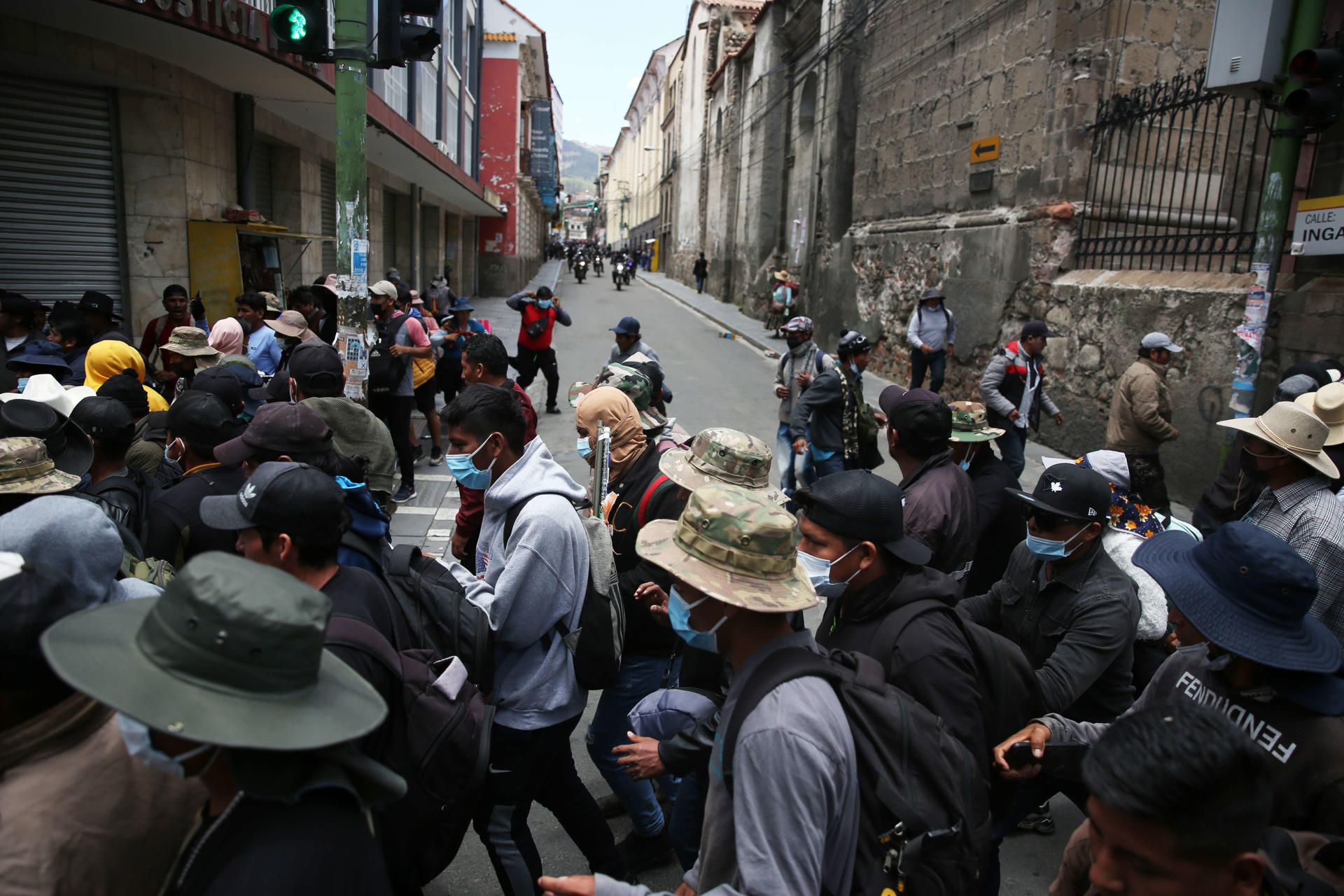 Simpatizantes del expresidente Evo Morales (2006-2019) son dispersados por la Policía Boliviana durante una protesta este martes, en La Paz (Bolivia). EFE/Luis Gandarillas
