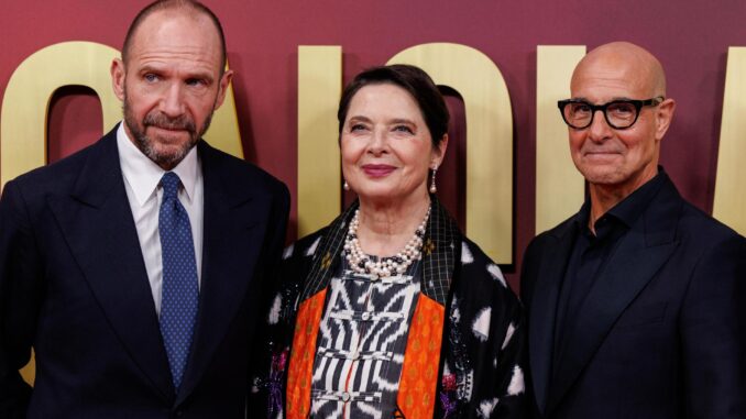 Ralph Fiennes, Isabella Rossellini y Stanley Tucci en el estreno de 'Cónclave' en Londres. EFE/EPA/TOLGA AKMEN
