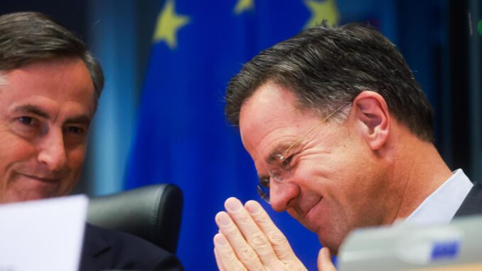 El Secretario General de la OTAN, Mark Rutte (D), y el Presidente de la Comisión de Asuntos Exteriores del Parlamento Europeo, David McAllister (I), asisten a una audiencia de la Comisión de Asuntos Exteriores del Parlamento de la UE en Bruselas, Bélgica, 13 de enero de 2025. (Bélgica, Bruselas) EFE/EPA/OLIVIER HOSLET
