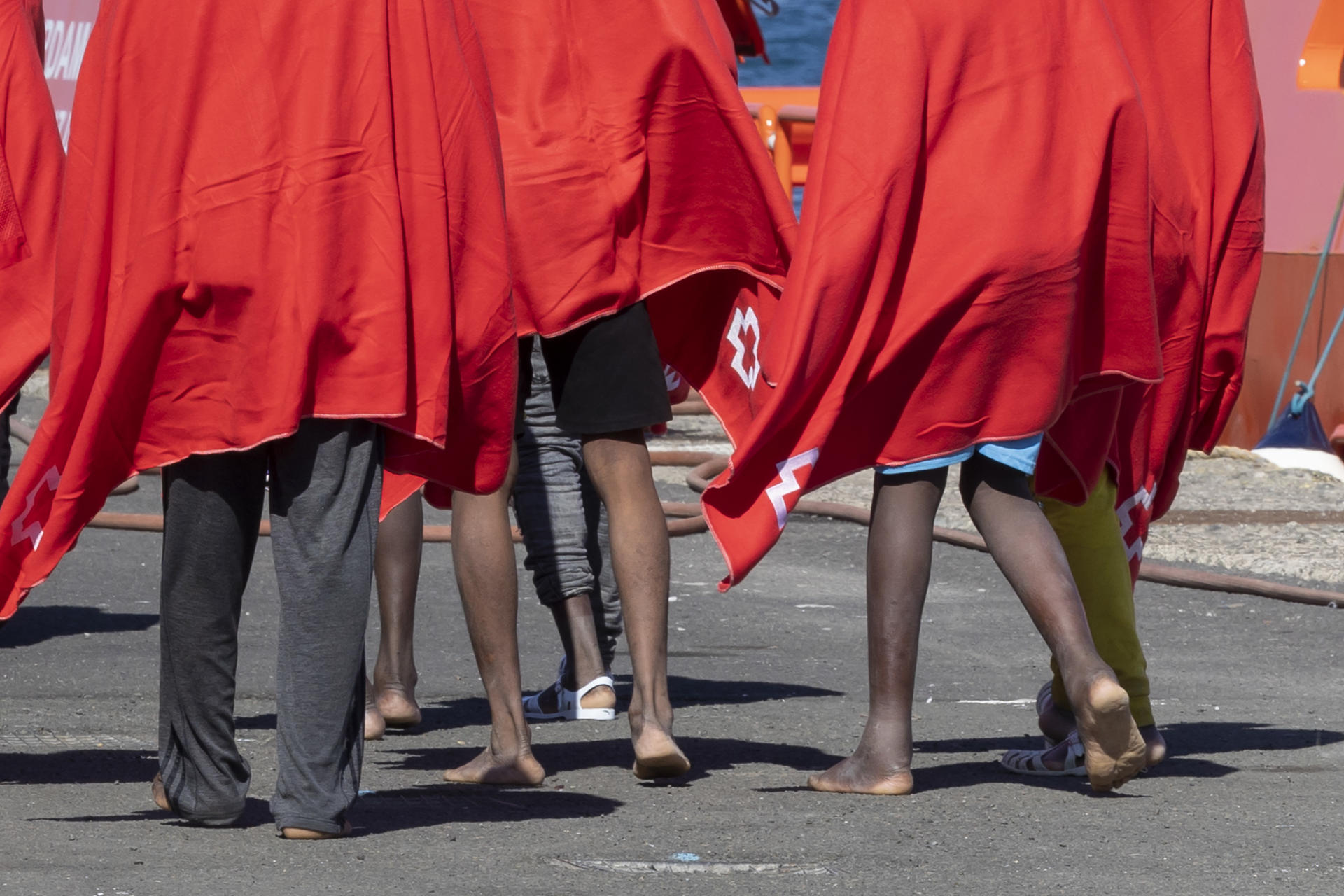 Salvamento Marítimo ha trasladado este jueves al puerto de Arguineguín (Gran Canaria) a 64 hombres de origen subsahariano localizados a bordo de un cayuco a unos diez kilómetros de la costa, EFE/Quique Curbelo
