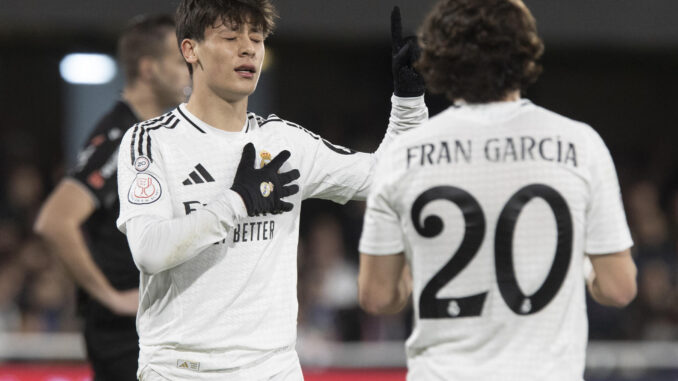 El centrocampista turco del Real Madrid Arda Güler celebra un gol ante la Deportiva Minera durante el partido que han disputado contra el Deportivo Minera, correspondiente a los dieciseisavos de final de la Copa del Rey, que están disputando este lunes en el estadio Cartagonova en Cartagena. EFE/ Marcial Guillén
