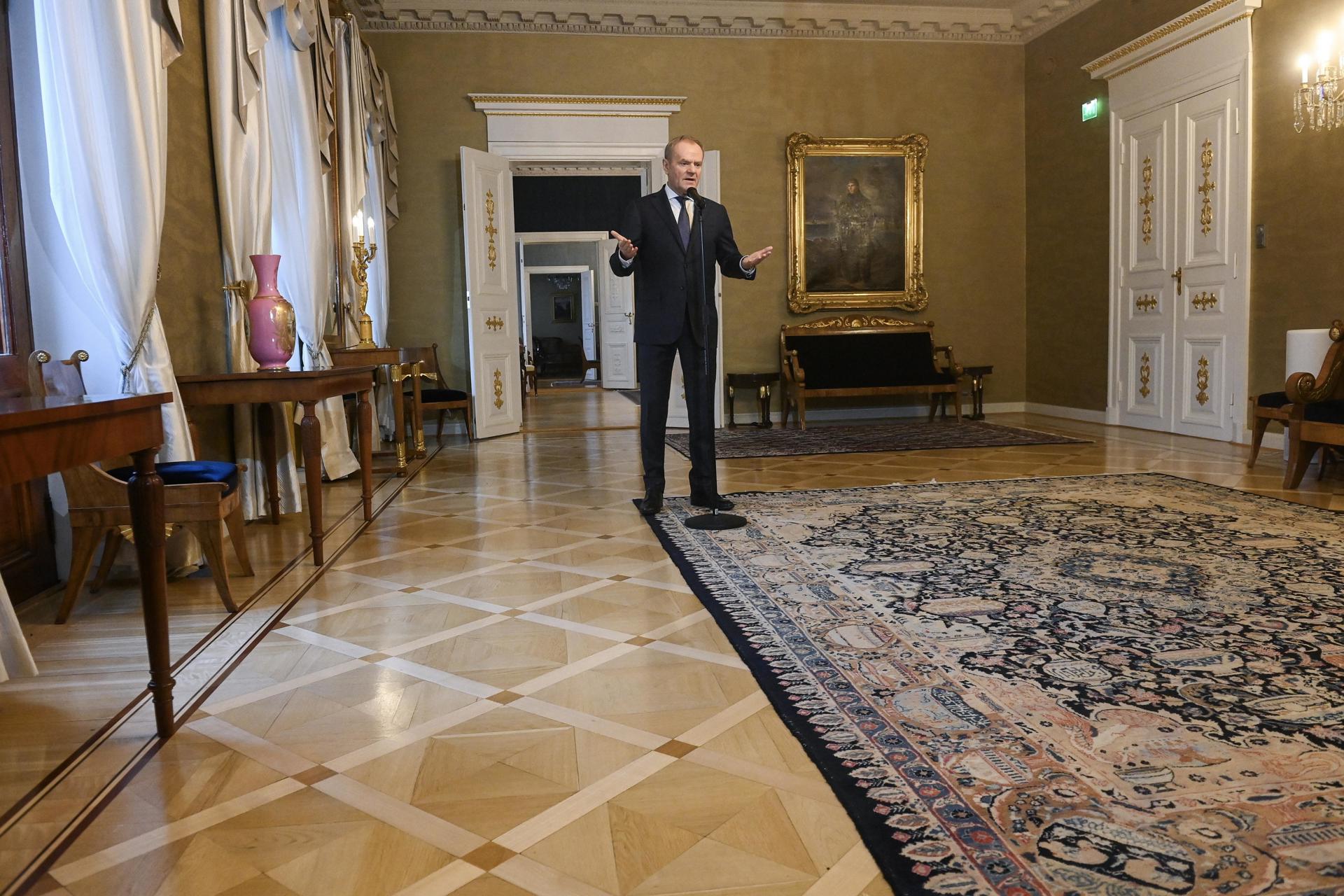 El Primer Ministro polaco Donald Tusk habla con los medios en el Palacio Presidencial, lugar de la Cumbre de los Aliados de la OTAN del Mar Báltico, en Helsinki, Finlandia, 14 de enero de 2025. NATO establecerá un 'Centinela Báltico' para fortalecer la seguridad en el mar Báltico tras los recientes incidentes que han afectado a la infraestructura crítica, anunció el Secretario General de la OTAN, Mark Rutte, en la cumbre. Finlandia EFE/EPA/PIOTR NOWAK POLONIA FUERA
