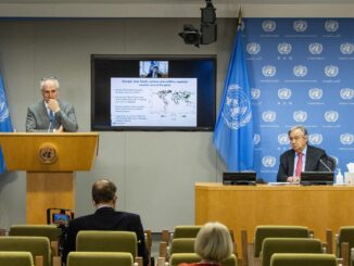 Fotografía de archivo del secretario general de la ONU, Antonio Guterres (d) y su portavoz Stéphane Dujarric (i). EFE/EPA/JUSTIN LANE