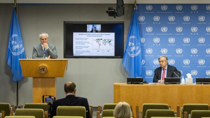 Fotografía de archivo del secretario general de la ONU, Antonio Guterres (d) y su portavoz Stéphane Dujarric (i). EFE/EPA/JUSTIN LANE
