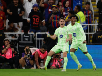 El centrocampista del FC Barcelona Gavi (i) celebra tras anotar el 1-0 que abre el marcador para el equipo culé durante el encuentro de semifinales de la Supercopa de España de fútbol en el estadio Rey Abdullah de Yeda (Arabia Saudí). EFE/ Alberto Estévez