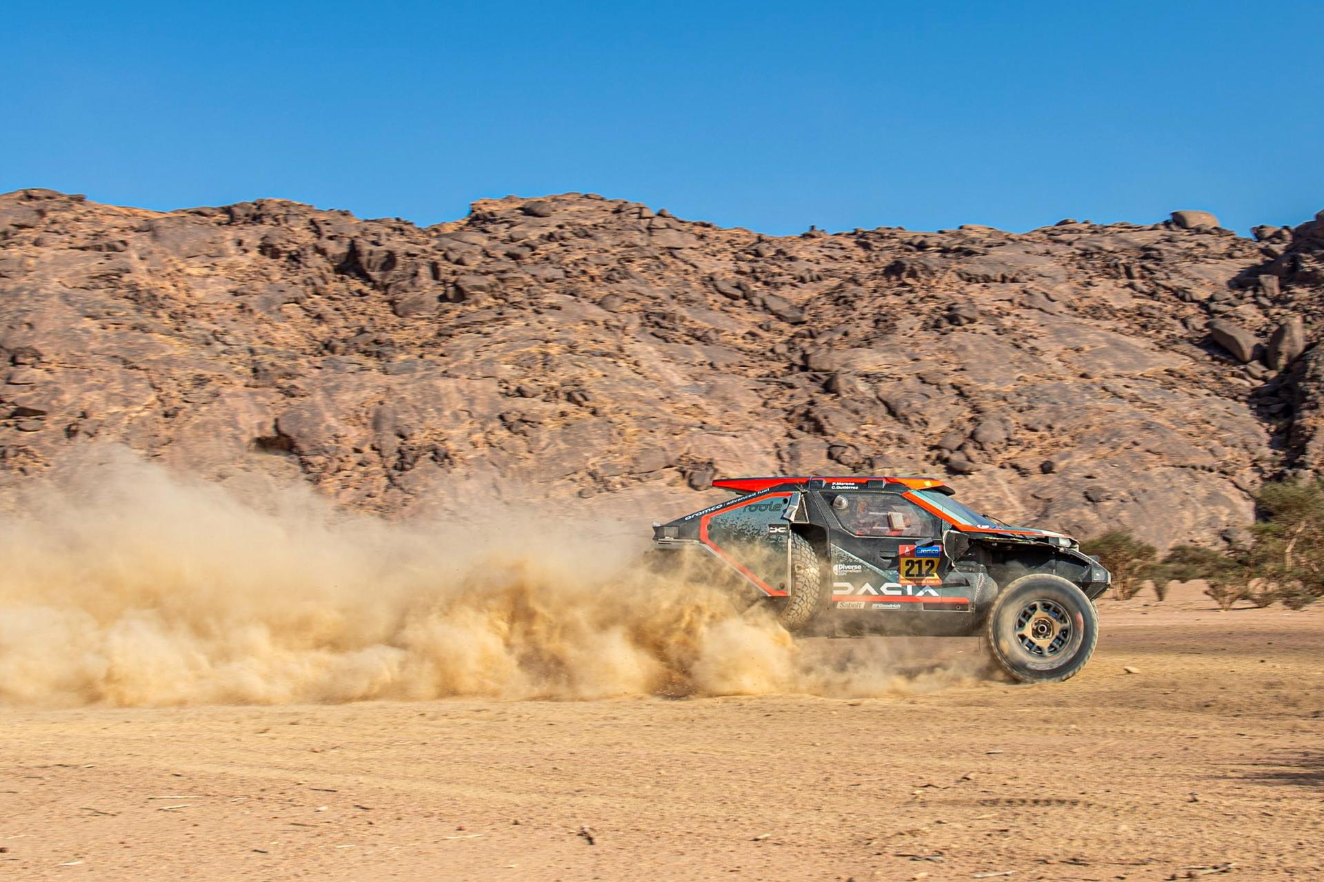 La piloto española Cristina Gutierrez y su copiloto también español Pablo Moreno con el Dacia Sandrider en Bisha, Arabia Saudita. EFE/EPA/Demi Baauw
