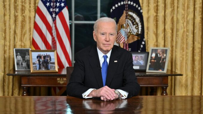 El presidente de Estados Unidos, Joe Biden habla durante su discurso de despedida desde el Despacho Oval de la Casa Blanca en Washington (EE.UU.). EFE/EPA/MANDEL NGAN / POOL
