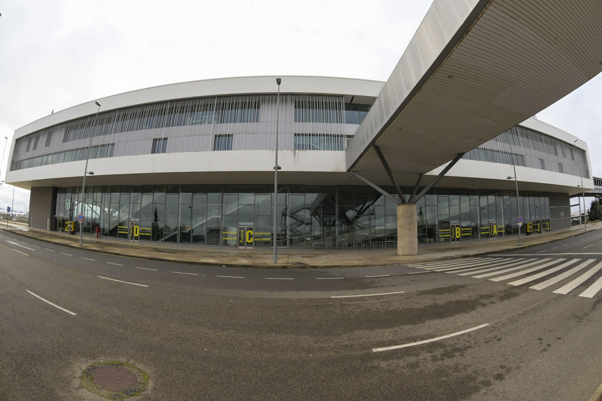 Vista de uno de los edificios del aeropuerto de Ciudad Real. Casi 50 vehículos invadieron "con violencia" el lado aire de estas instalaciones durante la madrugada del pasado 1 de enero, forzando y rompiendo dos accesos del vallado perimetral con la intención de participar en la fiesta rave no autorizada que se prolongó desde ese día hasta el 6 de enero y en la que se dieron cita más de 5.000 personas. EFE/Jesús Monroy
