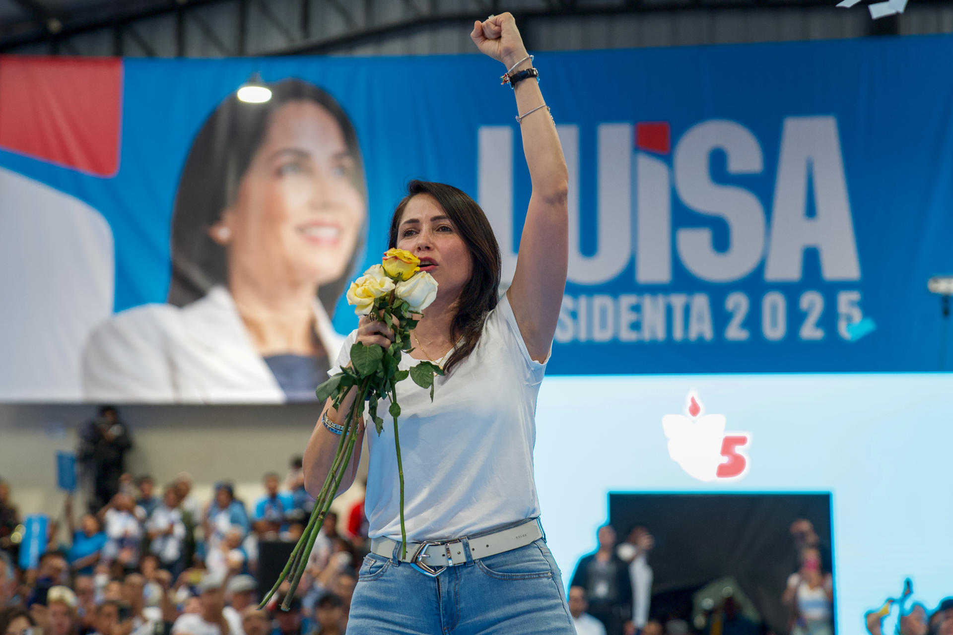 La candidata a la presidencia de Ecuador por el movimiento Revolución Ciudadana, Luisa González, habla a sus simpatizantes durante un acto de campaña este domingo, en Quito (Ecuador). EFE/ Vicente Costales
