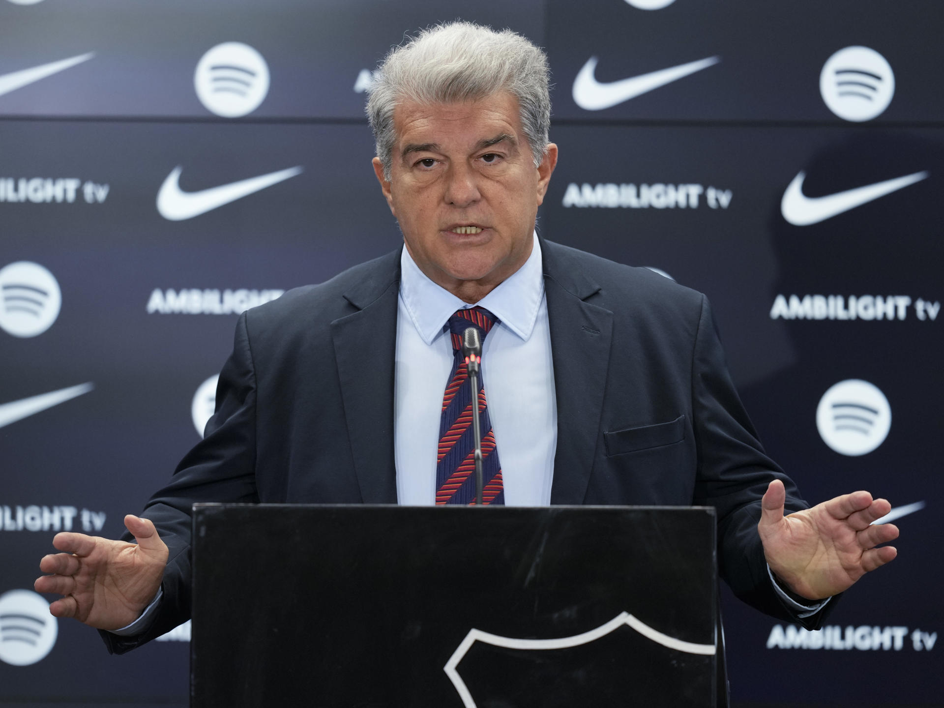 El presidente del FC Barcelona, Joan Laporta, durante la rueda de prensa en la que ha valorado, entre otros temas, la decisión del Consejo Superior de Deportes (CSD) de estimar la medida cautelar urgente solicitada por los atacantes Dani Olmo y Pau Víctor. EFE/Enric Fontcuberta
