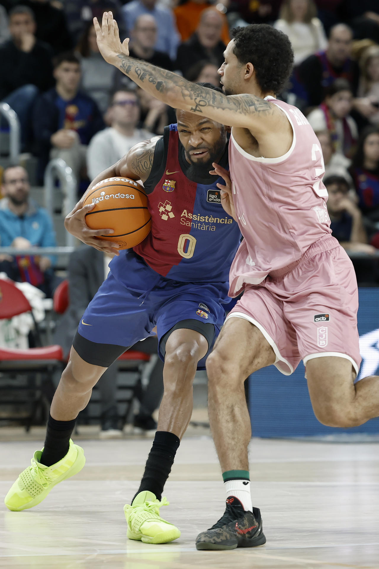 Punter (i), del FC Barcelona, controla la pelota ante Robertson (d), del Joventut de Badalona, durante el partido de la Liga Endesa jugado este domingo en el Palau Blaugrana de Barcelona. EFE/ Andreu Dalmau
