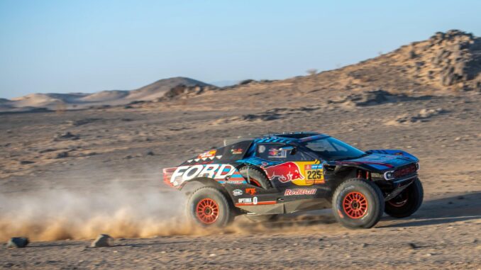 El piloto español Carlos Sainz y su copiloto Lucas Cruz conducen su Ford M-Spor durante la etapa del pasado domingo en el Rally Dakar 2025. EFE/EPA/Gerard Laurenssen
