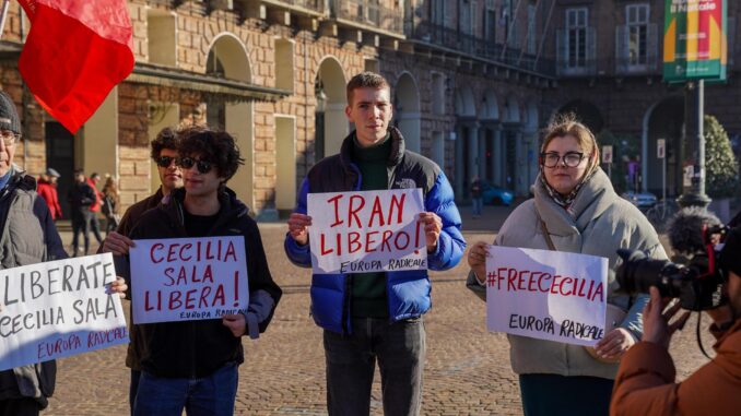 Manifestación en la ciudad italiana de Turín para pedir la libertad de la periodista Cecilia Sala, detenida en Irán. EFE/EPA/JESSICA PASQUALON
