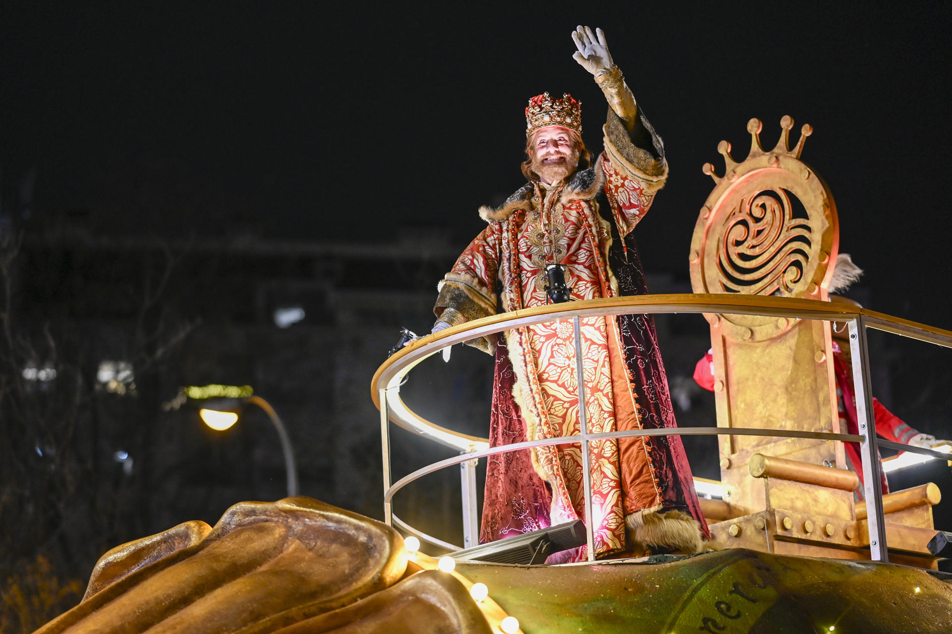 Tradicional cabalgata de los Reyes Magos, que desfila este domingo por el centro de la ciudad de Madrid, en una jornada con previsión de luvias que no impide que los más pequeños tengan la oportunidad de ver a Melchor, Gaspar y Baltasar antes de visitar cada casa para el reparto de regalos.- EFE/Víctor Lerena
