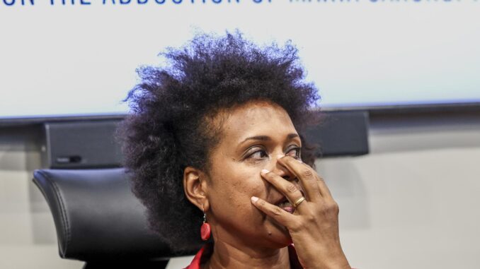 La activista tanzana de derechos humanos y crítica del gobierno Maria Sarungi Tsehai gesticula mientras habla en una conferencia de prensa sobre su secuestro por hombres armados y su liberación horas después, en Nairobi, Kenia, el 13 de enero de 2025. Su odisea de abducción sucede tras una serie de secuestros sospechosos de críticos del gobierno vinculados a las fuerzas de seguridad del estado. (Kenia) EFE/EPA/DANIEL IRUNGU
