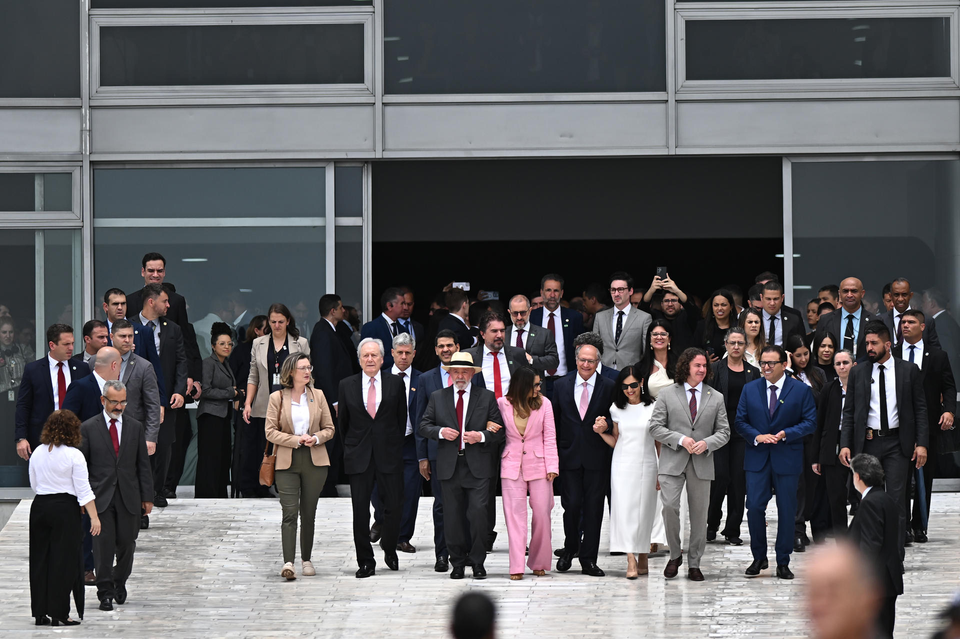 El presidente de Brasil, Luiz Inácio Lula da Silva (c), asiste a una ceremonia en recuerdo de la asonada golpista del 8 de enero de 2023, este miércoles en el Palacio de Planalto, en Brasilia (Brasil). Lula da Silva encabezó la ceremonia con un fuerte discurso en defensa de la democracia y una invitación al "diálogo y la armonía". EFE/ Andre Borges
