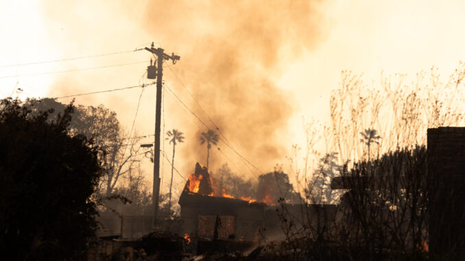 Fotografía de de una casa en llamas en Altadena, California (Estados Unidos). EFE/ Ana Milena Varón
