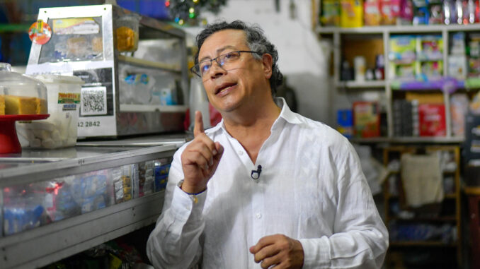 Fotografía cedida por la presidencia de Colombia del mandatario colombiano, Gustavo Petro, durante una alocución televisada este martes, en Santa Marta (Colombia). EFE/ Presidencia de Colombia
