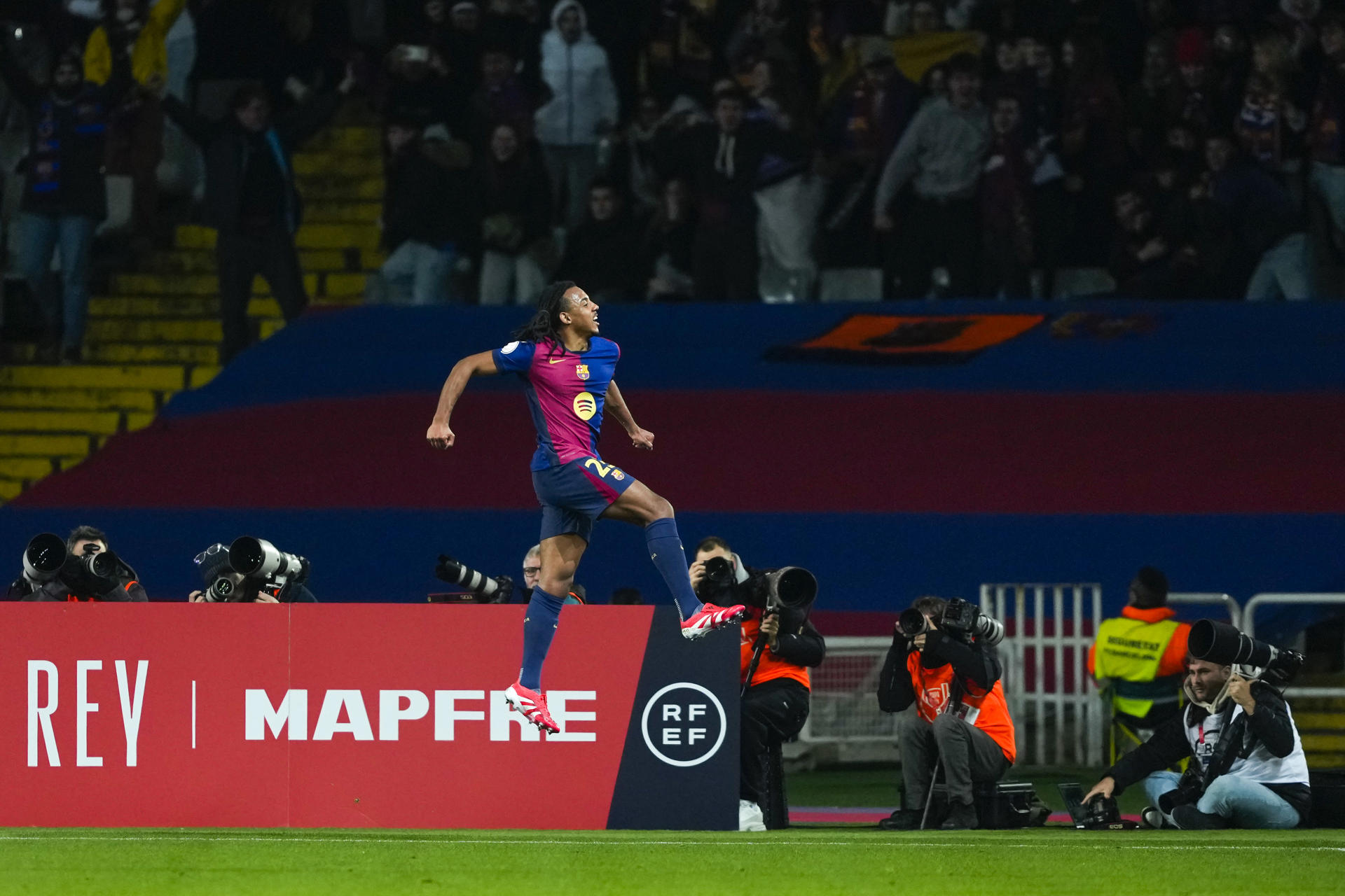 El defensa francés del FC Barcelona Jules Koundé celebra tras anotar un gol, el segundo de su equipo, durante el partido de los octavos de final de la Copa del Rey en el Estadio Olímpico Lluis Companys. EFE/ Alejandro Garcia
